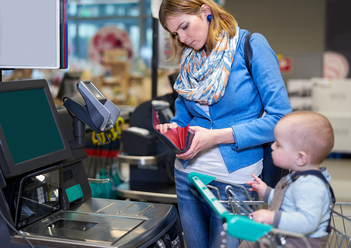 Femme soucieuse à la caisse d'un magasin